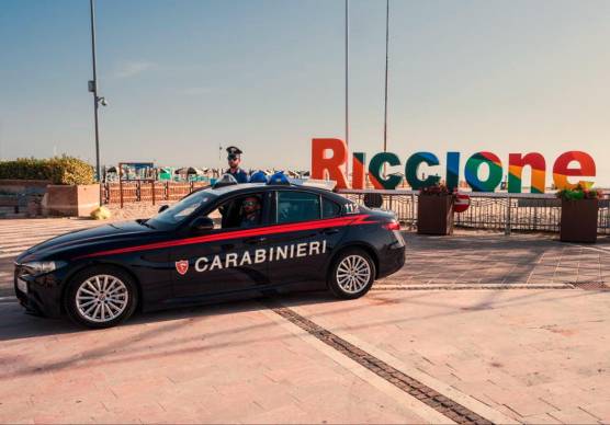 Riccione, rapina un passante con il coltello e prende a calci i carabinieri