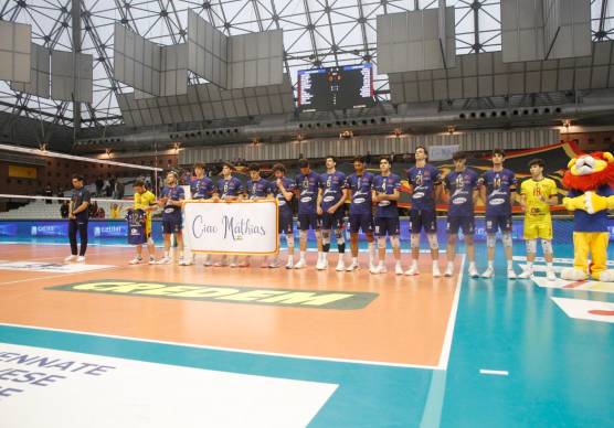 La Consar Ravenna durante il minuto di silenzio in ricordo di Mathias Tonti