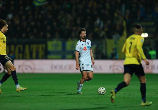 Matteo Piacentini dovrebbe essere confermato nei tre difensori centrali anche contro il Frosinone (foto Luigi Rega)
