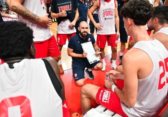 Il tecnico della Pallacanestro 2.015 Forlì guida per la prima volta la squadra della sua città foto fabio blaco