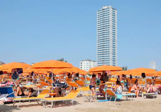 Turisti in spiaggia a Cesenatico