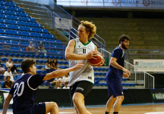 Enrico Vettori in azione nell’amichevole pre-campionato persa al Pala Cattani contro Jesi foto MMPH