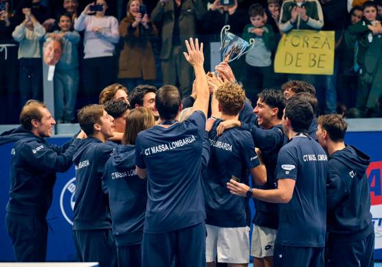 Il Ct Massa festeggia lo storico trionfo tricolore di Torino con la coppa dei vincitori