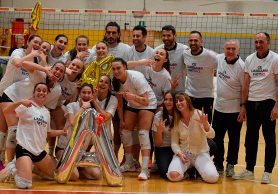 La formazione ravennate mentre festeggia la promozione sul campo