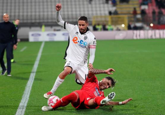 Monza e Cesena ritardano l’inizio della partita: l’arbitro Mucera “punisce” entrambe le società