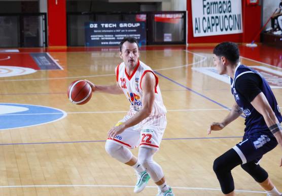 L’esterno dell’Andrea Costa, Giacomo Sanguinetti, autore di 10 punti (foto MMPH)