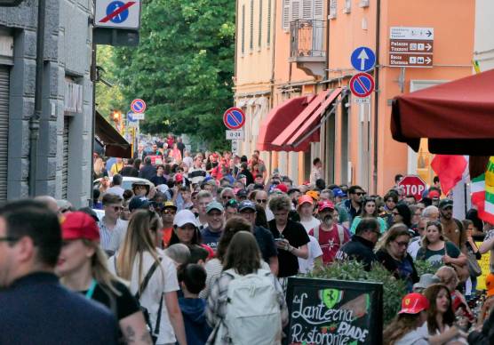 L’afflusso dei tifosi per il Gran premio 2024 nelle vie del centro, stimato in crescita per quest’anno (foto Mmph)