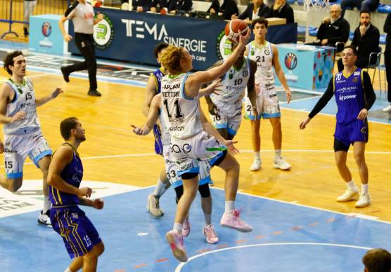 Enrico Vettori vola a canestro contro Nocera foto mmph