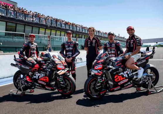 Max Biaggi assieme agli attuali piloti Aprilia e Massimo Rivola sulla pista dell’autodromo di Misano Adriatico