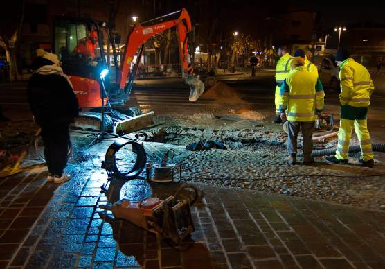 I tecnici al lavoro in viale Farini (foto Massimo Fiorentini)
