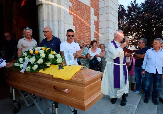 L’uscita del feretro dalla chiesa a Borello