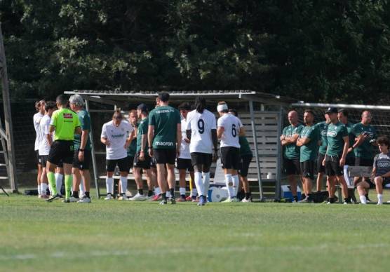 Lo staff di Alino Diamanti osserva attentamente la squadra bianconera nel ritiro di Acquapartita