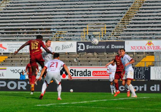 Tenkorang sfiora di testa il gol nel finale di primo tempo (foto Fiorentini)