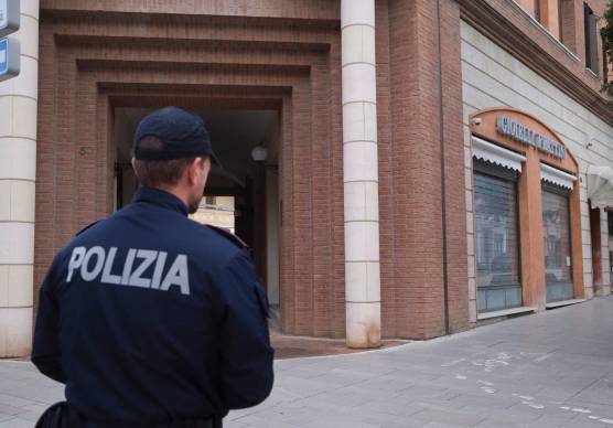 Ieri mattina il sopralluogo della Polizia alla Gioelleria Frattini