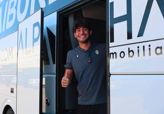 Cristian Shpendi alla partenza per il ritiro: il centravanti non perde mai il sorriso (foto Gianmaria Zanotti)