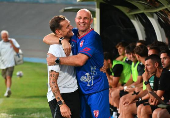 L’abbraccio tra Nicola Campedelli e Alino Diamanti prima del Memorial Sirotti (foto Fabio Blaco)