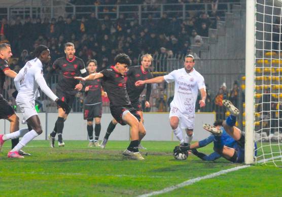 Una mischia nell’area del Forlì (foto MASSIMO FIORENTINI)