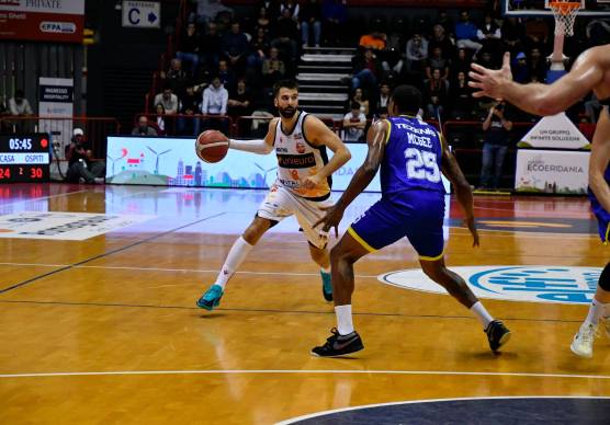 Il play Riccardo Tavernelli (foto Blaco)