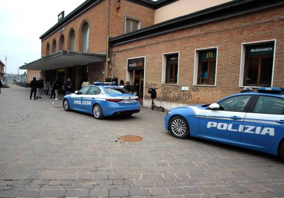 Polizia in stazione il giorno dell’arresto del 25enne
