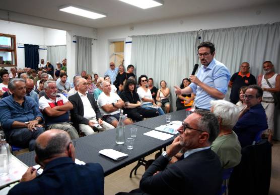 La seduta dell’assemblea pubblica a Porto Corsini - Foto Massimo Fiorentini