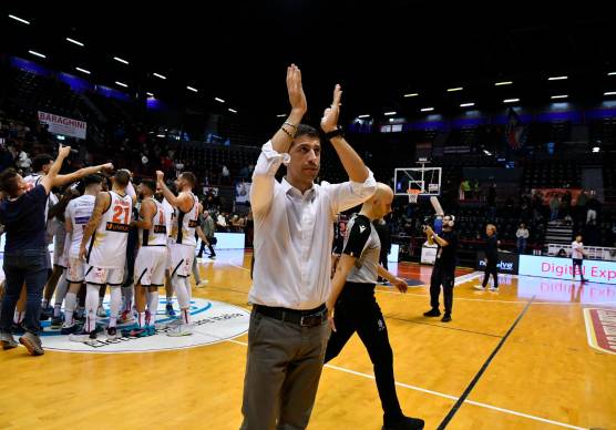 Il tecnico Antimo Martino applaude i tifosi a fine gara (foto Fabio Blaco)
