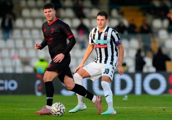 Elia Petrelli seguito a vista da Marcos Curado (foto Ascoli Calcio)
