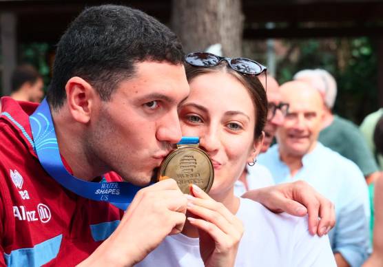 Simone Cerasuolo festeggia l’oro mondiale dei 50 rana con la fidanzata Maria Chiara (foto Mmph)