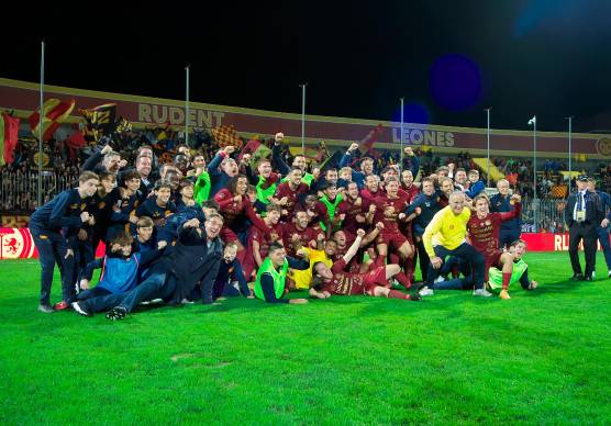 I festeggiamenti del Ravenna dopo la vittoria sull’Ascoli (foto Massimo Fiorentini)