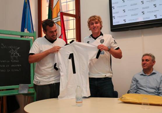 Christopher Veglia riceve da Andrea Bertozzi la maglia numero 1 in memoria del padre Davide (foto Gianmaria Zanotti)