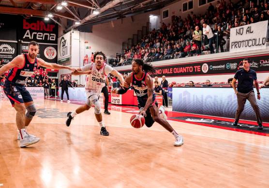 Demonte Harper e Giulio Gazzotti nella partita di andata persa alla Baltur Arena di Cento