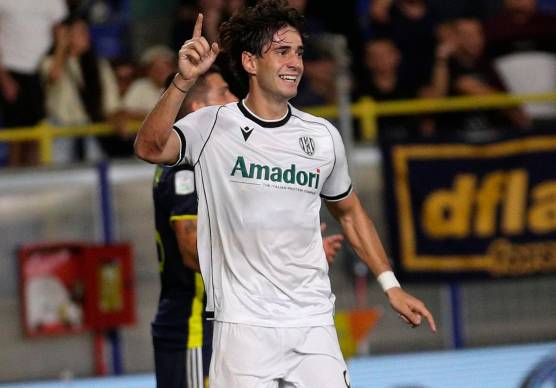 Cristian Shpendi celebra il gol segnato al 30’ di Juve Stabia-Cesena: per il centravanti bianconero è il sesto in 5 giornate di campionato (Rega)