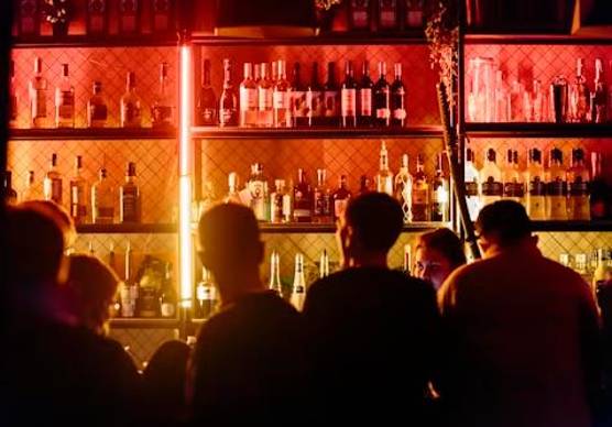 Massa Lombarda, lancia bottiglie e picchia il barista per rubargli il cellulare: 28enne arrestato