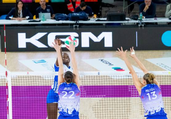 Un attacco di Anna Adelusi contro il muro di Baird (foto legavolleyfemminile)