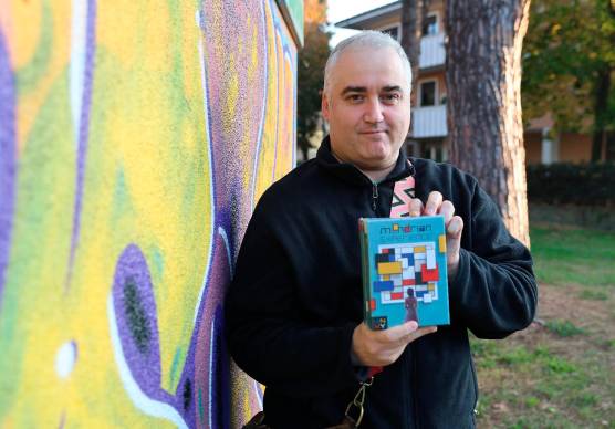 Giacomo Di Fabio con la scatola del gioco “Mondrian Experience”