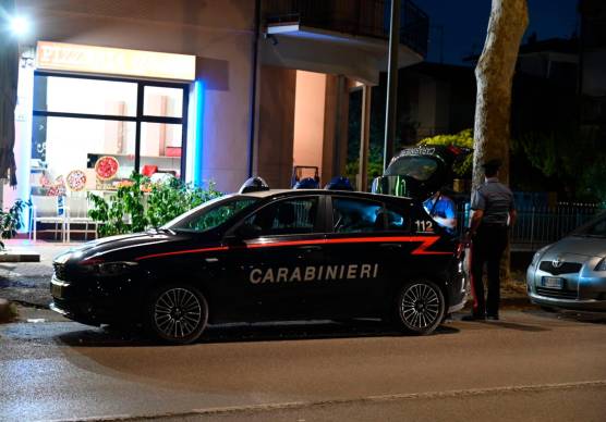 I carabinieri in via Spazzoli dove è avvenuto l’episodio (Foto Blaco)