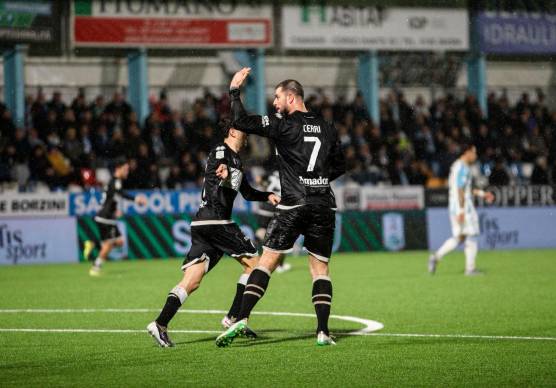 Alberto Cerri festeggia il gol del provvisorio 2-1 (Rega)