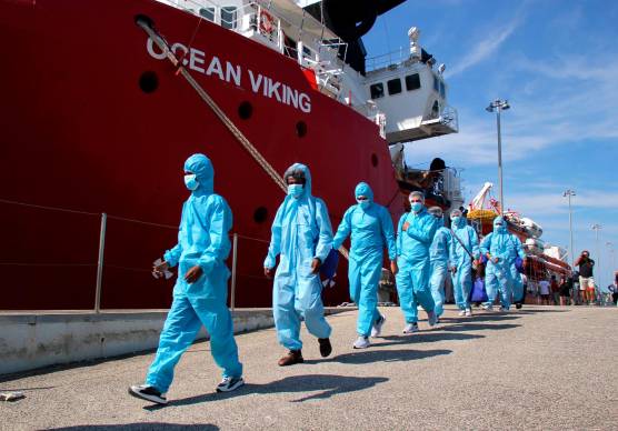 Ravenna, sbarcata la Ocean Viking con 16 migranti GALLERY