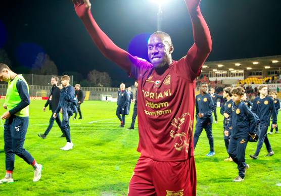 Stefano Okaka esulta al termine di Ravenna-Ascoli (foto Massimo Fiorentini)