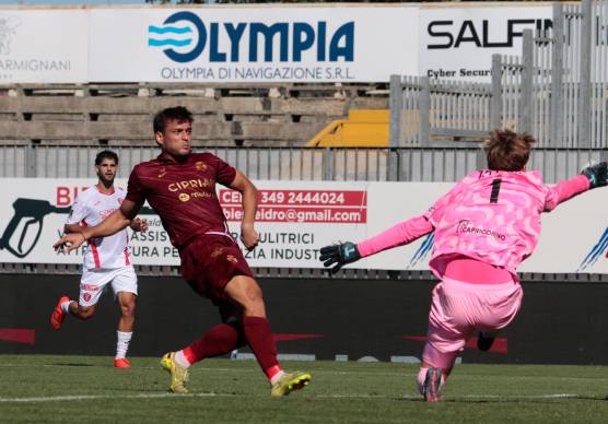 L’attaccante giallorosso Simone Rabbi colpisce la traversa nel primo tempo (foto MASSIMO FIORENTINI)