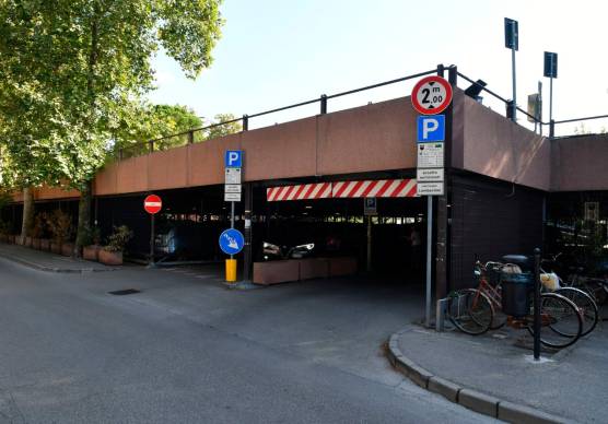 Il parcheggio di via Lombardini (foto Fabio Blaco)