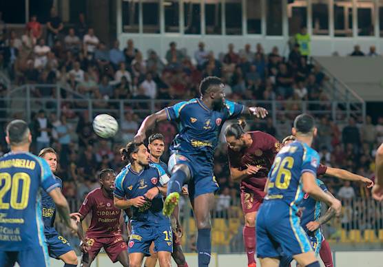 Un’incornata del difensore ravennate Adriano Esposito nel match d’andata col Grifone (Fiorentini)