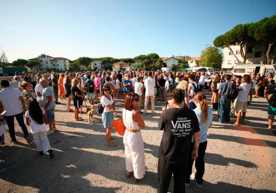 Le tante persone che ieri hanno reso omaggio al 54enne ucciso barbaramente (Fiorentini)