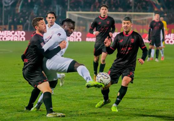 Jonathan Italeng tra Lorenzo Saporetti e Francesco Menarini nel derby contro il Forlì pareggiato sabato al Bruno Benelli foto MASSIMO FIORENTINI