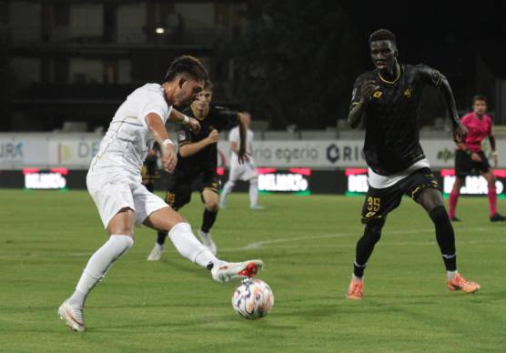 Cristian Spini sterza all’ingresso dell’area su Saer Diop (foto Massimo Fiorentini)