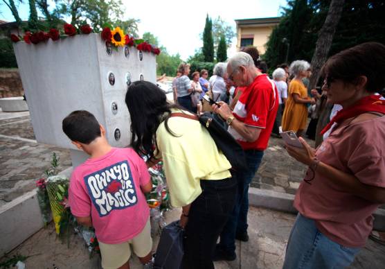 Ravenna, la memoria sconfigge l’ignoranza: in tantissimi al Ponte dei Martiri dopo il blitz vandalico