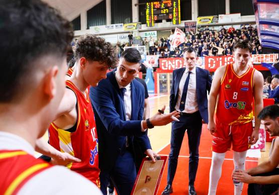 Coach Andrea Auletta durante un time out, OraSì Ravenna, (foto Mmph)