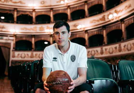 Dimitri Bisoli all’interno del Teatro Bonci (foto Cesena Fc)