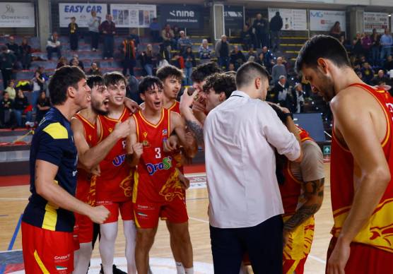 OraSì Ravenna, esultanza dopo la vittoria contro Imola (foto Mmph)