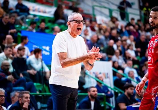 In alto Sandro Dell’Agnello particolarmente soddisfatto della prestazione dei biancorossi a Sassari