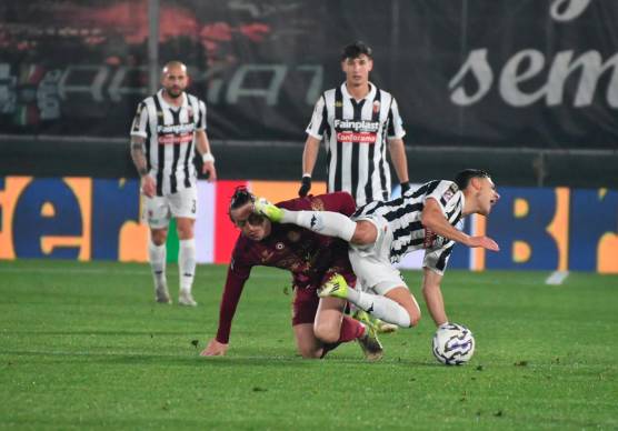 Matteo Mandorlini durante uno scontro ruvido a centrocampo nella sfida persa contro l’Ascoli